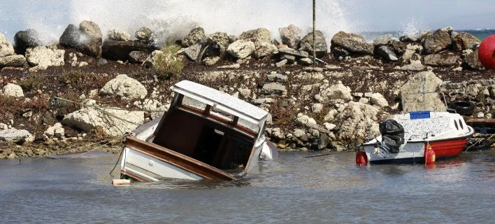 Ο Ξενοφών σάρωσε την Μυτιλήνη -Τα κύματα βγήκαν στην στεριά και παρέσυραν βάρκες (εικόνες)